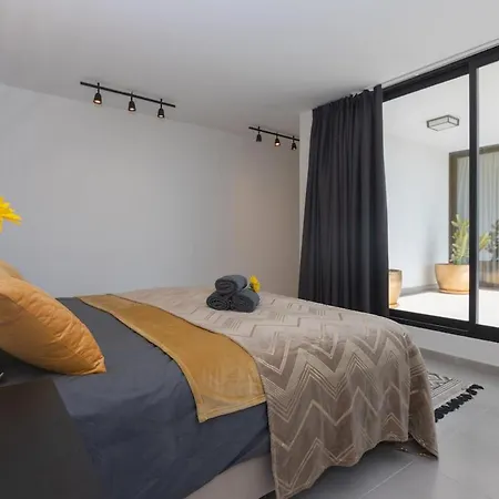Cascasas The Yellow Apartment *
