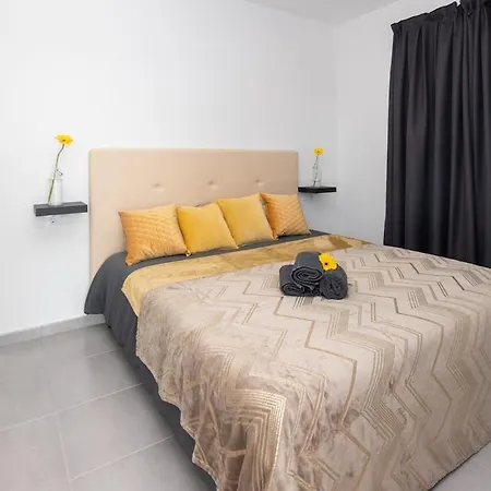 Cascasas The Yellow Apartment *