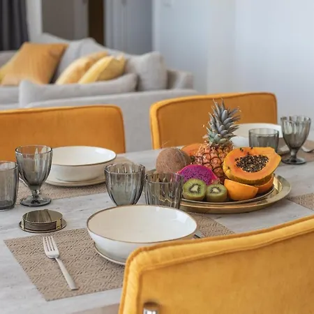 Cascasas The Yellow Apartment *
